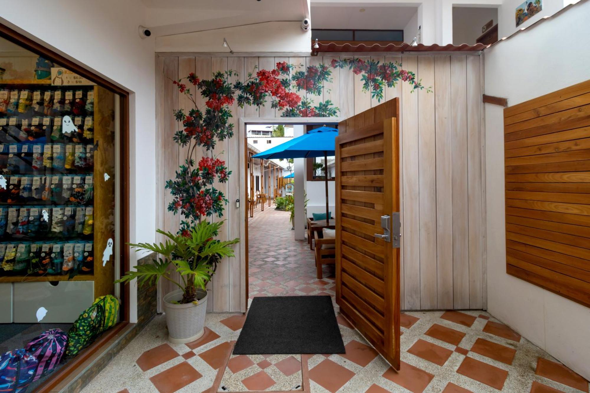 Plaza Luna Suites Puerto Ayora  Exterior foto